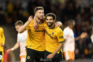 温家宝：球迷的呐喊让我们充满动力，场下我也会跟着他们唱歌（温家宝：球迷的助威是我们的动力，场下我也会跟着一起唱）