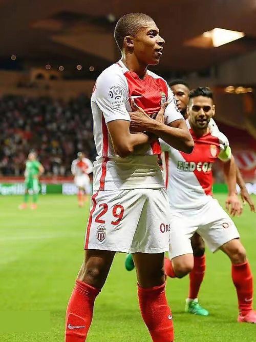 德天空：34岁因西涅有意重返欧洲足坛，甚至愿接受大幅降薪（德天空：34岁因西涅盼回归欧洲赛场，不惜接受大幅降薪）