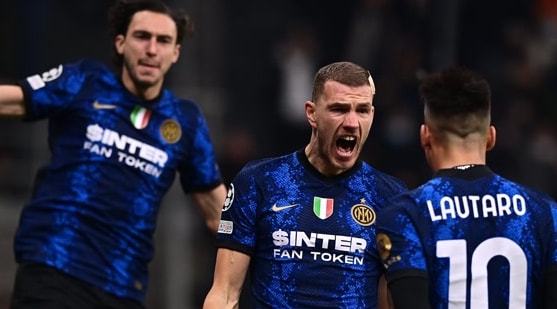 维尼修斯社媒秀恩爱：球场上风驰电掣，女友身边秒变俏皮男孩（维尼修斯社媒晒恩爱：赛场飞驰如电，女友身边瞬间变身俏皮男孩）