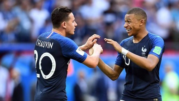 发疯了？里沙利松掐埃基蒂克脖子、推索博、肘击弗林蓬，均未染黄（里沙利松连出粗暴动作：掐埃基蒂克、推索博、肘击弗林蓬仍未吃黄牌）