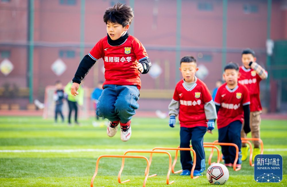 官方：迈阿密国际与23岁后卫伊恩-弗雷续约至2029年（迈阿密国际官宣续约23岁后卫伊恩-弗雷，合同至2029年）