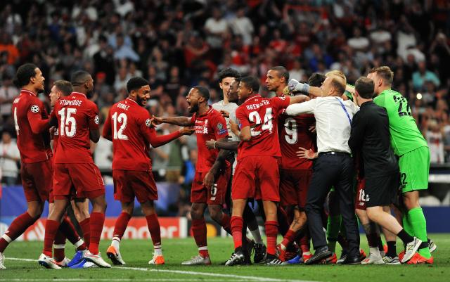 王大雷晒和女儿一起跳舞的视频，韦世豪：有点卡哇伊了（王大雷分享与女儿共舞短片，韦世豪留言：有点萌）