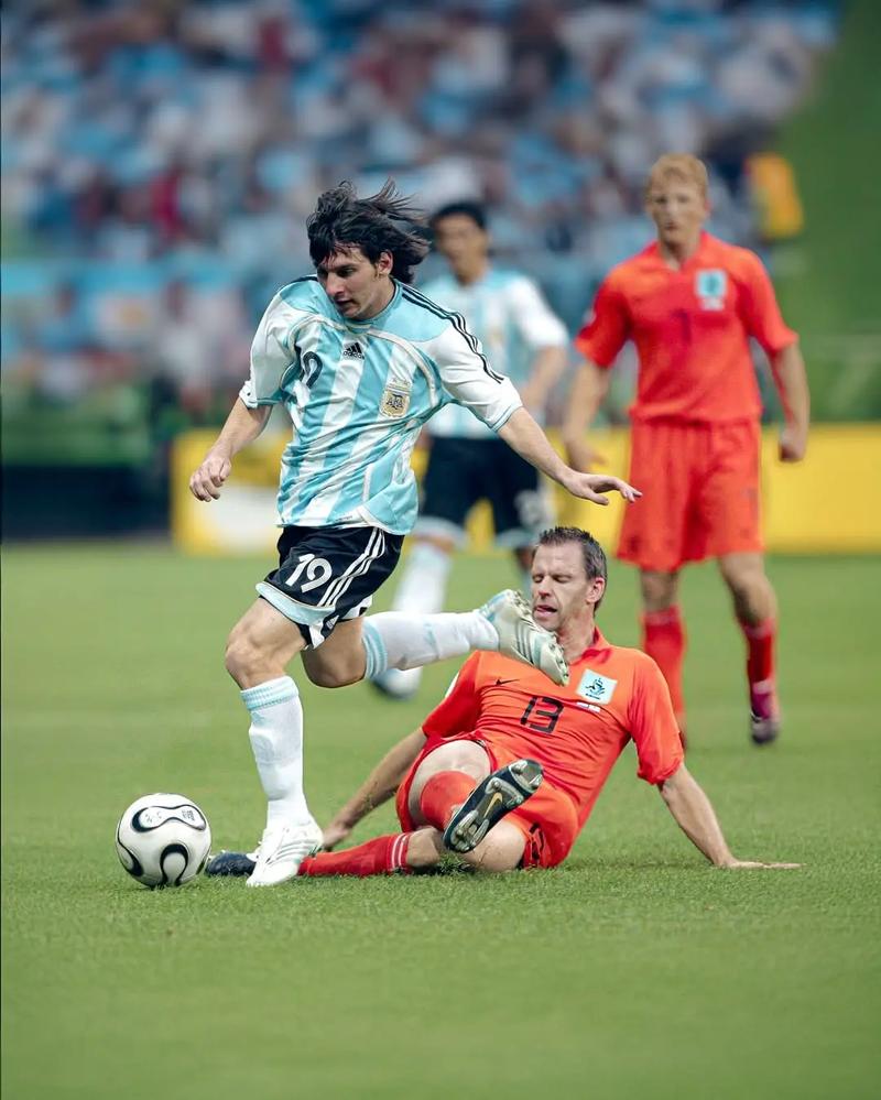 世界波，西乙阿尔瓦塞特球员莫尔西略打进一个超远距离进球（西乙阿尔瓦塞特球员莫尔西略轰入超远距离世界波）